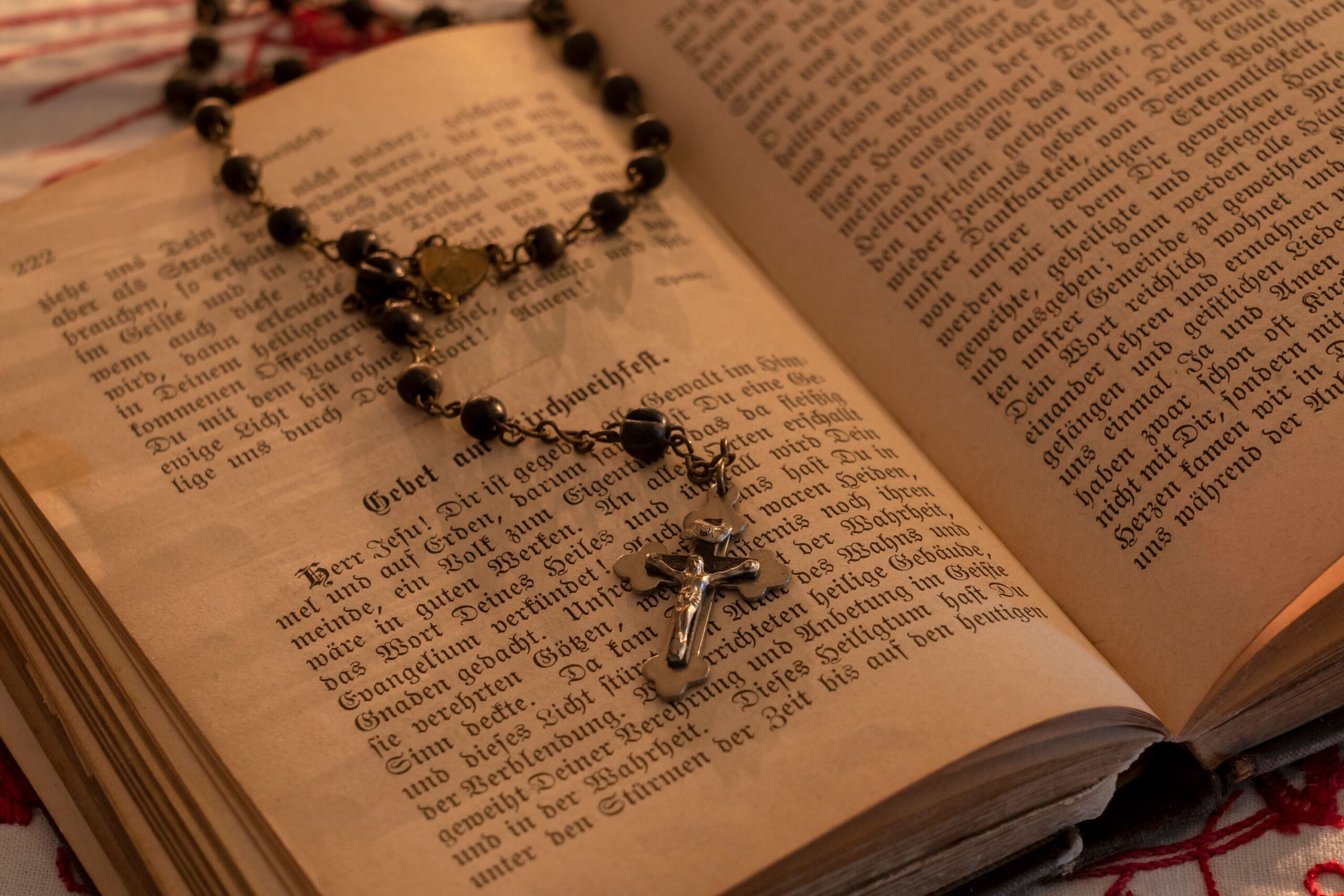 Rosenkranz auf Bibel liegend