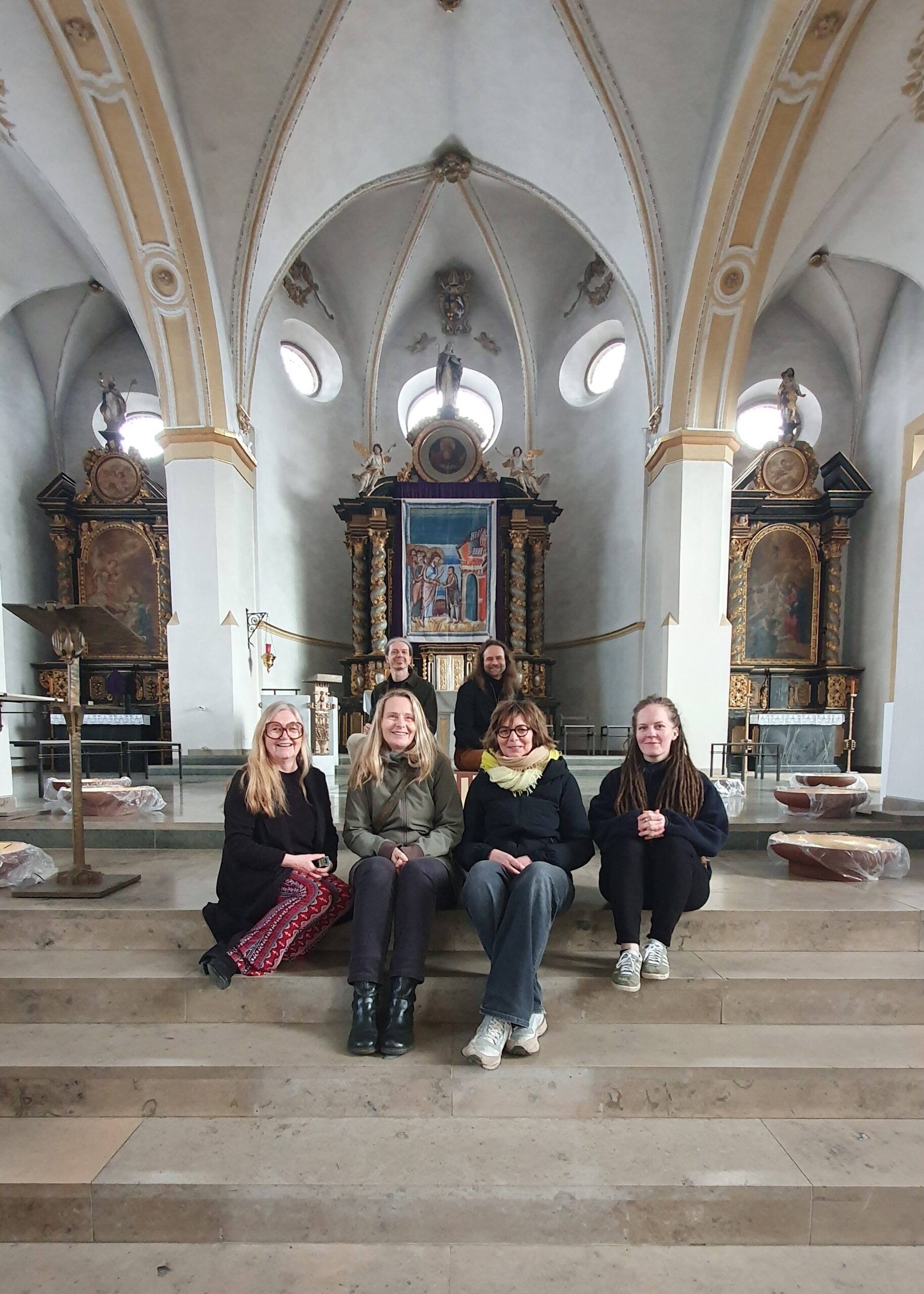 Künstlergruppe tx02 - Inmitten schimmernder Strahlen - Kunst-Installation in St. Walburga Meschede